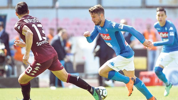 Un error de Burdisso posibilitó el primer gol del Napoli.