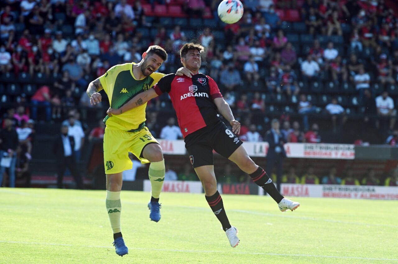 Cristaldo pelea con Miers; igualaron Newell's y Aldosivi.