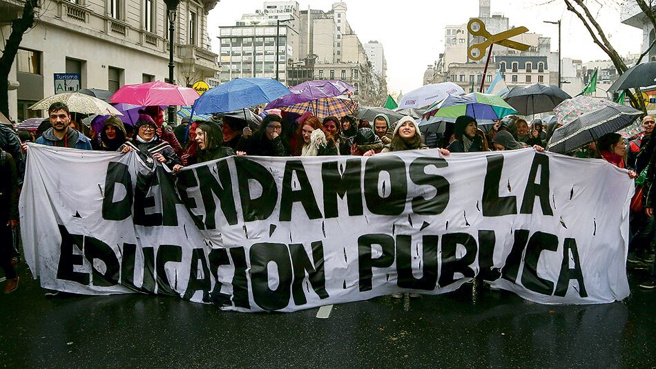 Los maestros exigen “condiciones dignas para enseñar y aprender”.