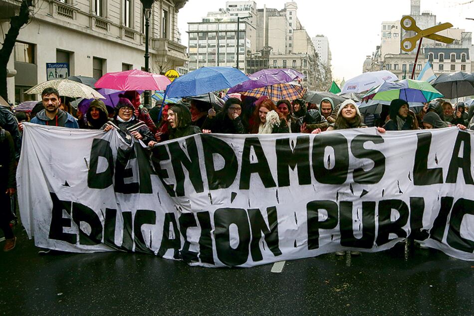 Los maestros exigen “condiciones dignas para enseñar y aprender”.