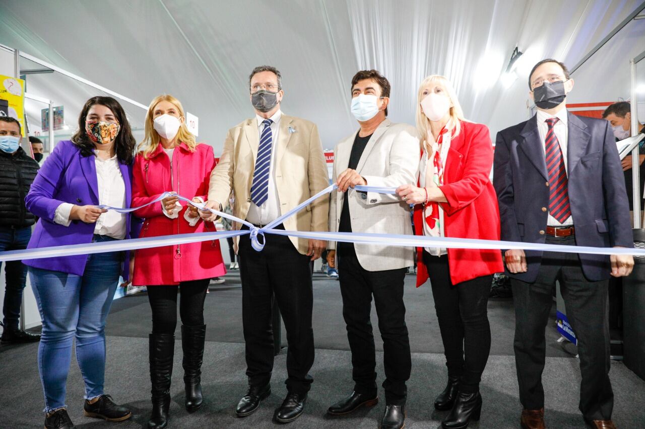 El intendente Espinoza y el ministro Bauer inauguran la Feria.