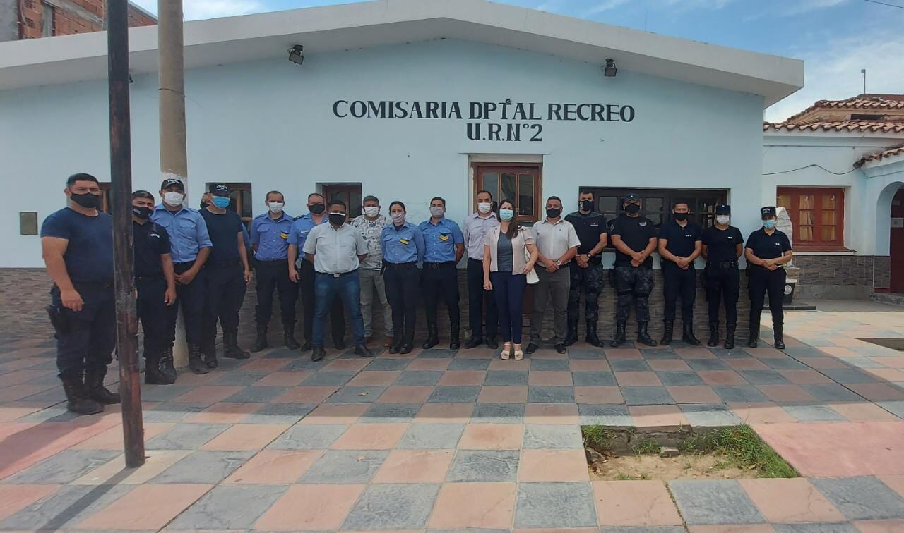Foto grupal de los policías tras la capacitación obligatoria.