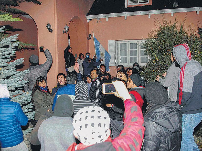 El grupo de manifestantes traspasó la reja e intentó forzar las puertas.
