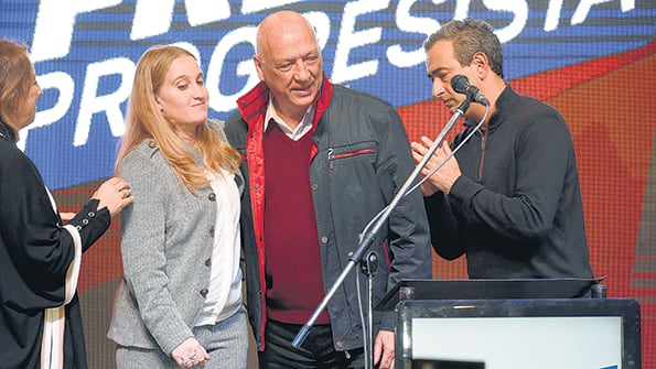 Pablo Javkin junto a Antonio Bonfatti anoche, en el búnker del socialismo.