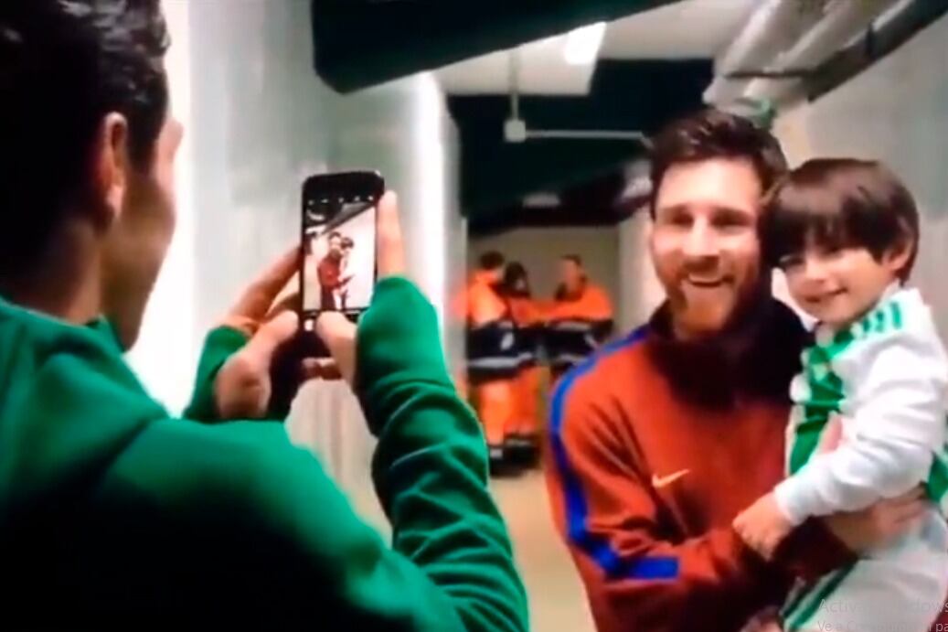 Andrés Guardado le toma una fotografía a su hijo Máximo, en los brazos de Messi
