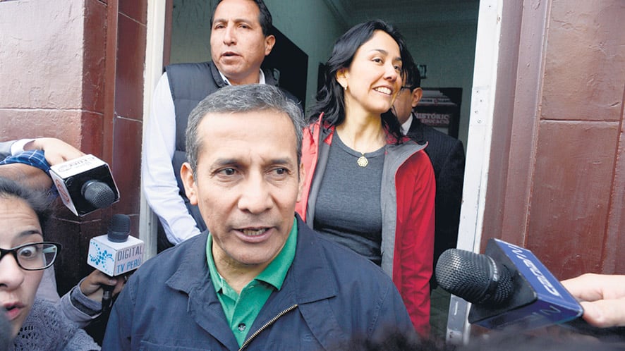 Humala y su esposa salen de un local partidario antes de que un juez ordene sus detenciones.