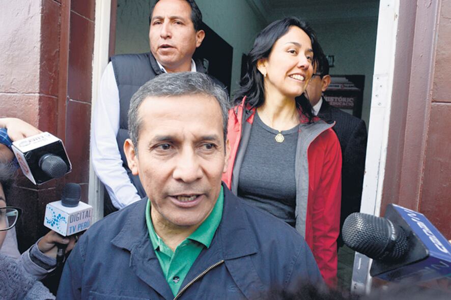 Humala y su esposa salen de un local partidario antes de que un juez ordene sus detenciones.