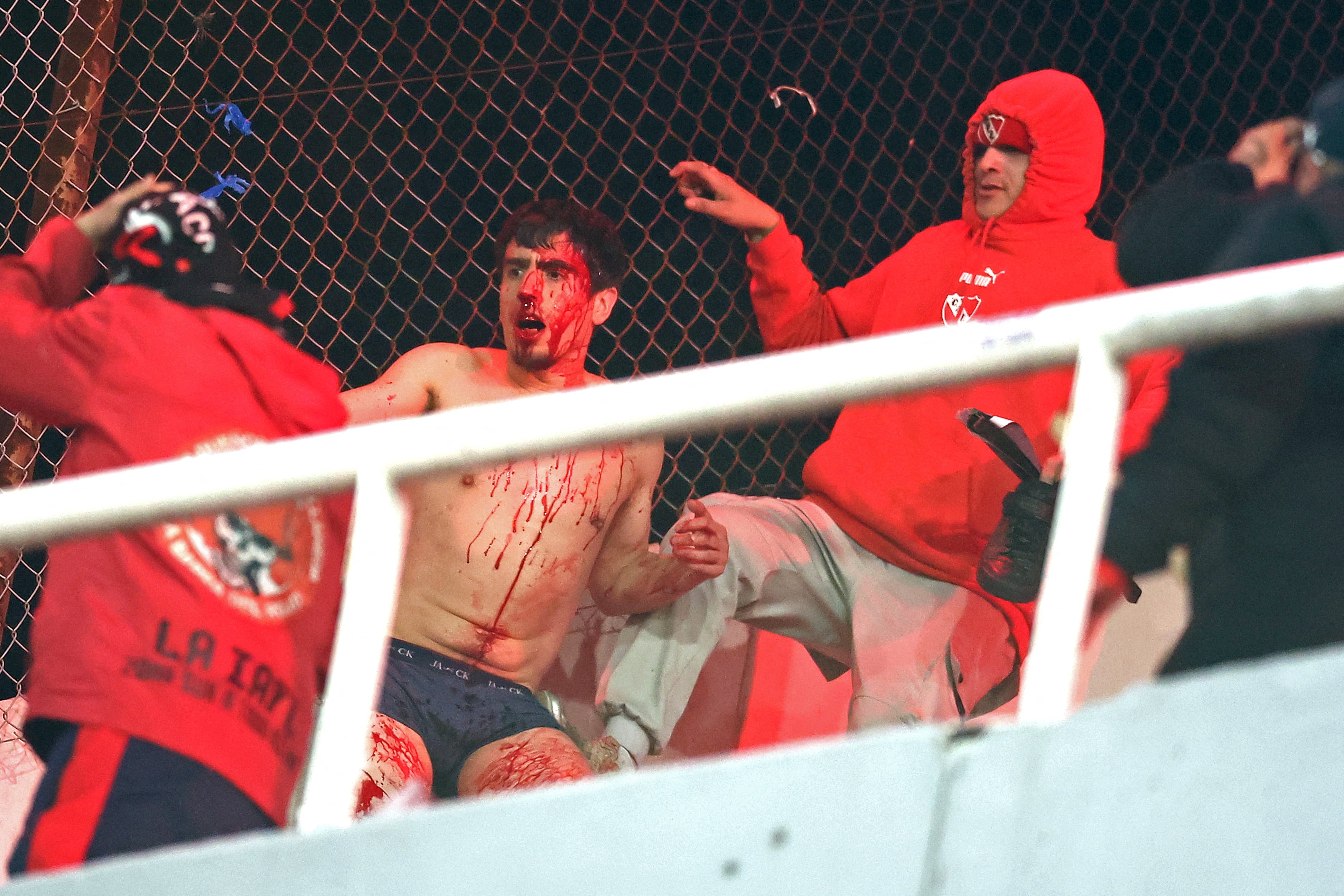 Una de las tantas postales de violencia explícita que se vieron en Avellaneda.