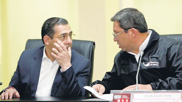 Navas y Zambrano, los ministros renunciados, durante una rueda de prensa el 17 de abril.