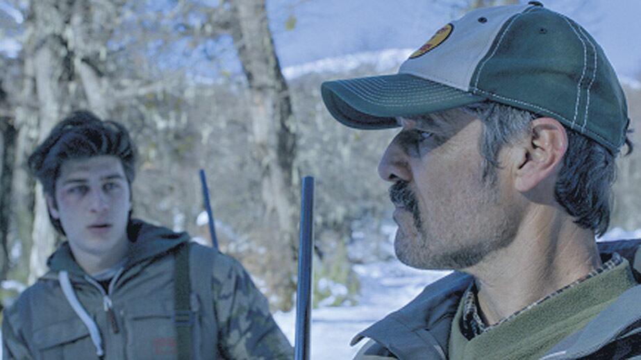 Nahuel (Lautaro Bettoni) y Ernesto (Germán Palacios), voluntades enfrentadas en un paisaje nevado.