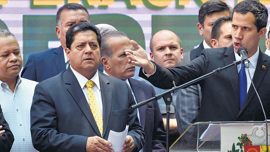 Guaidó señala a su vice, Zambrano, durante un discurso en marzo pasado.
