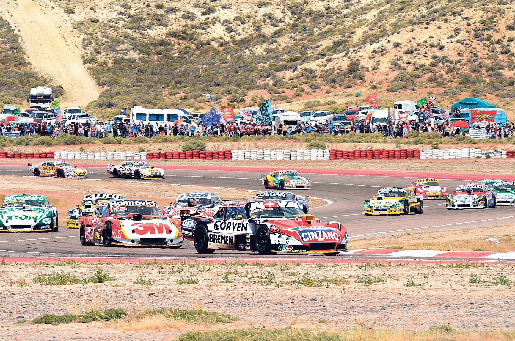 Matías Rossi encabeza el pelotón con su Chevrolet, seguido muy de cerca por Mariano Werner con el Ford.