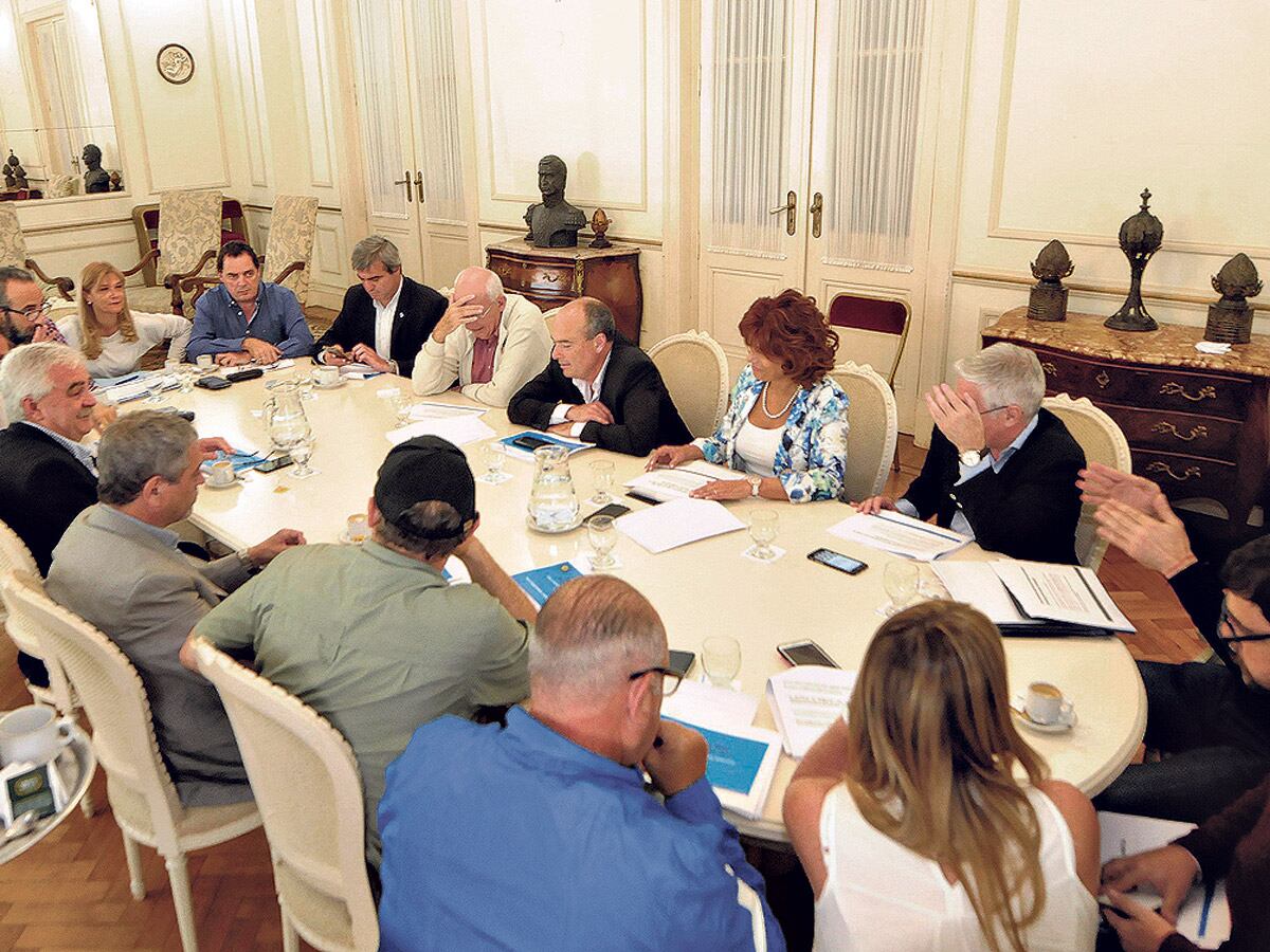 Los intendentes y legisladores del peronismo durante la reunión de ayer en la Legislatura.