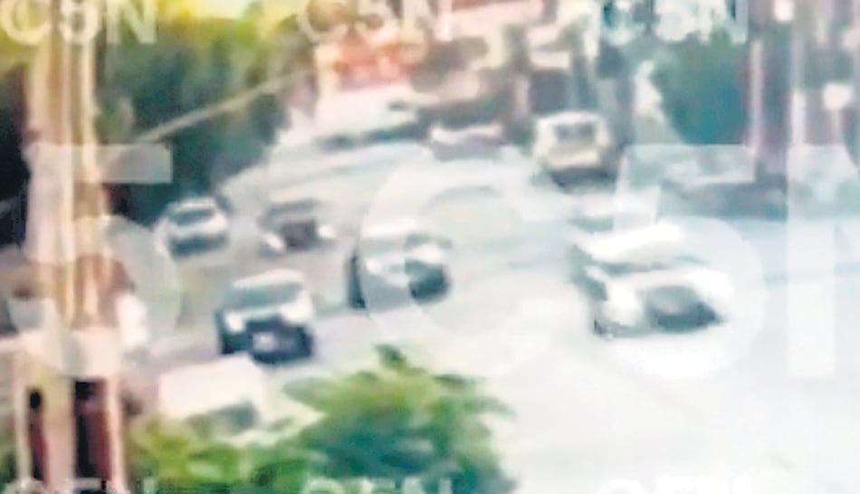 Captura de pantalla de una de las cámaras que registró el choque, al fondo de la imagen.