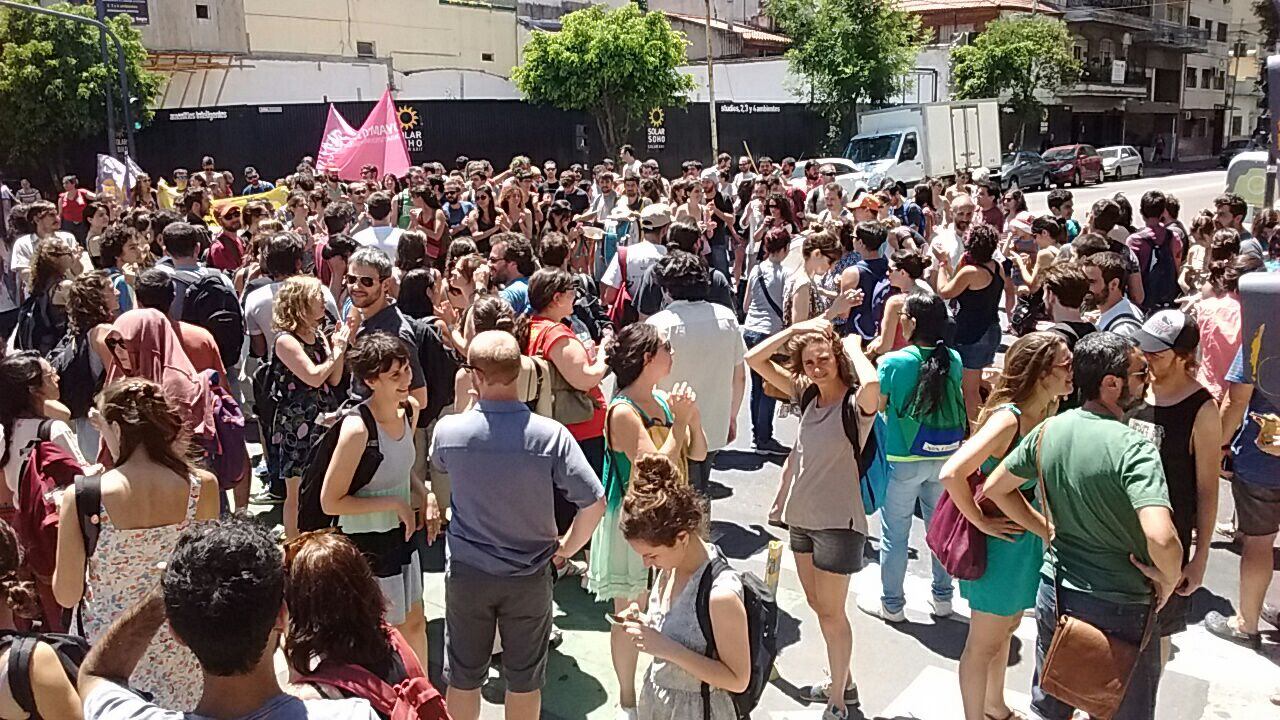 Becarios e investigadores cortaron Godoy Cruz y Paraguay. 