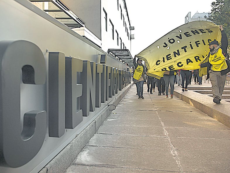 La marcha se hizo ayer a la mañana en el Polo Científico y apuntó contra Barañao y Lombardi.