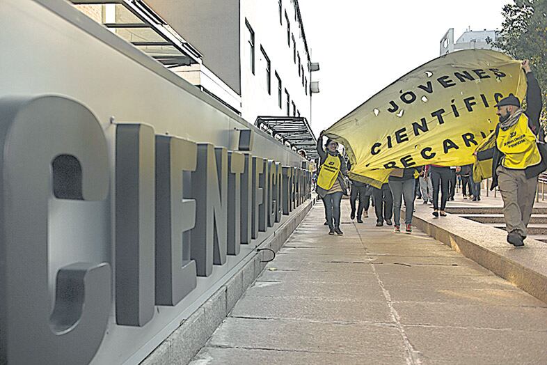 La marcha se hizo ayer a la mañana en el Polo Científico y apuntó contra Barañao y Lombardi.