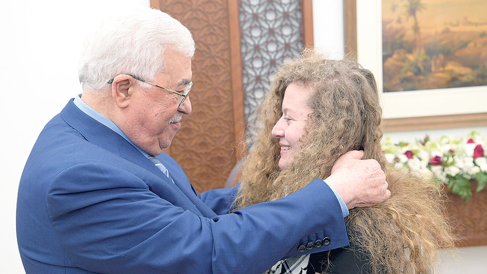 El presidente Abbas recibió a Ahed Tamimi ayer mismo, en el día en que la joven recuperó su libertad.