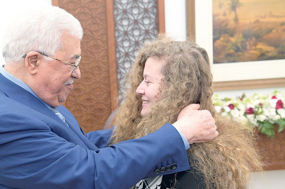 El presidente Abbas recibió a Ahed Tamimi ayer mismo, en el día en que la joven recuperó su libertad.