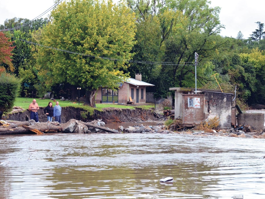 Inundaciones en el río Unquillo, en 2015: el desmonte ya provocó daños ambientales.