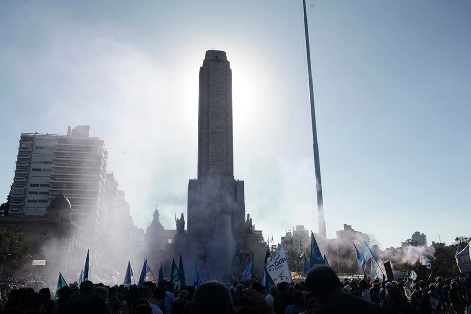 El Monumento con las banderas de la memoria.