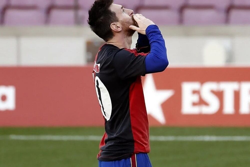 Messi se puso la camiseta de Newell's para homenajear a Maradona