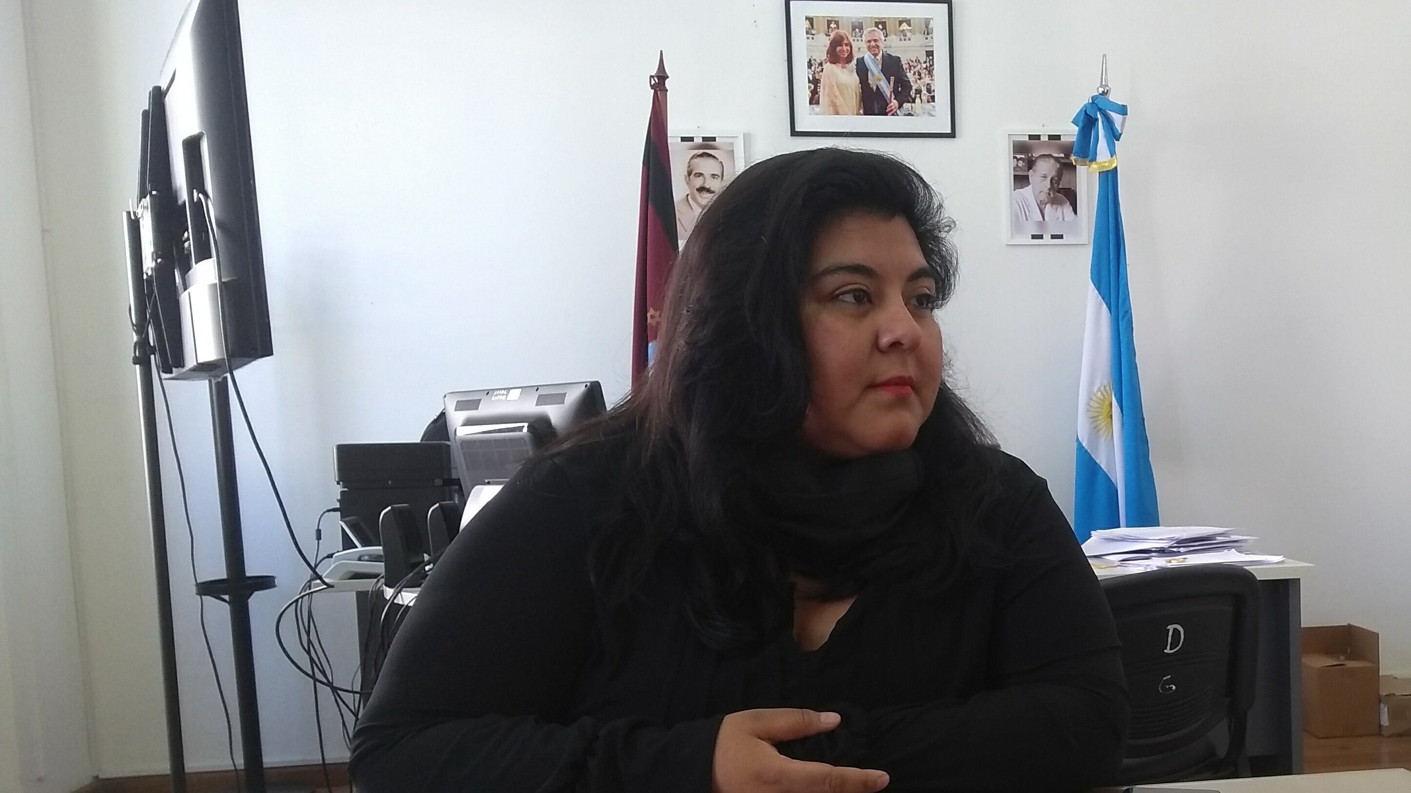 Molina en su despacho, entre los cuadros de Ragone y Favaloro