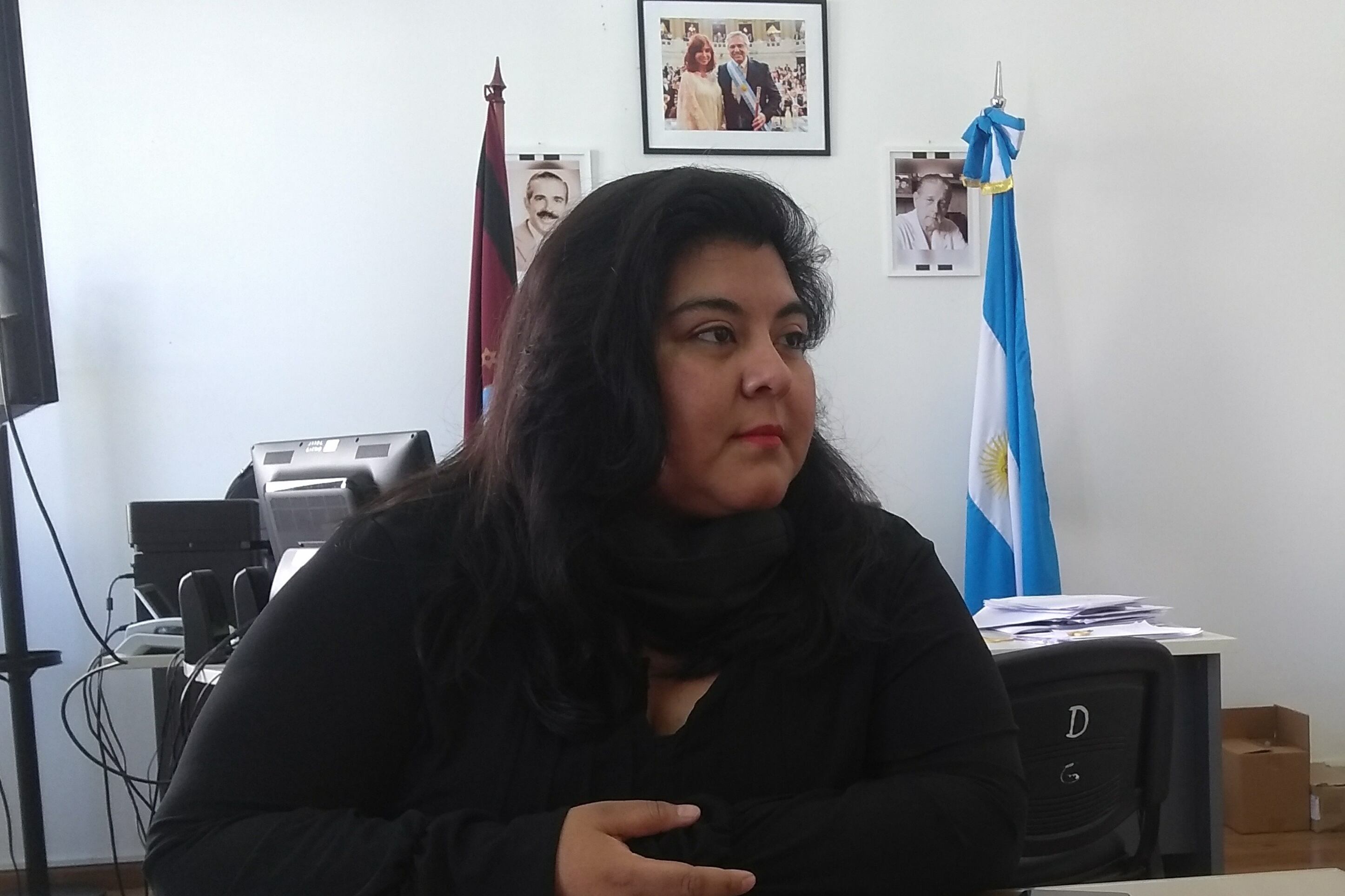 Molina en su despacho, entre los cuadros de Ragone y Favaloro