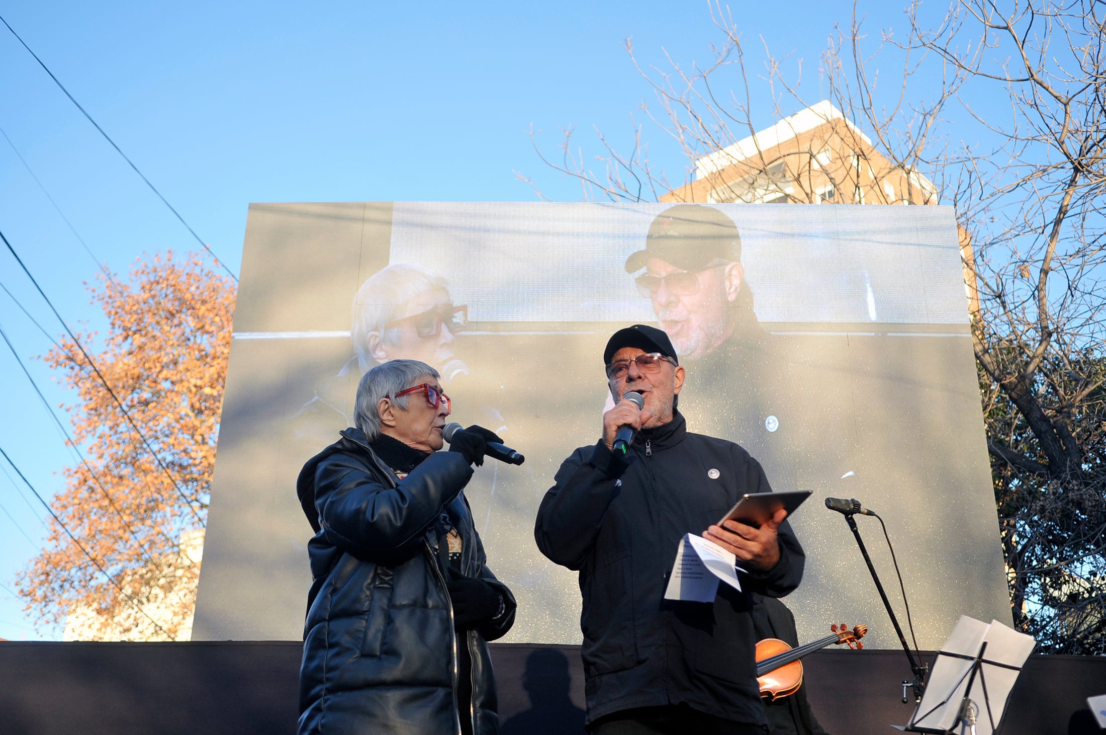 Teresa Parodi y León Gieco emocionaron cantando a María Elena. 