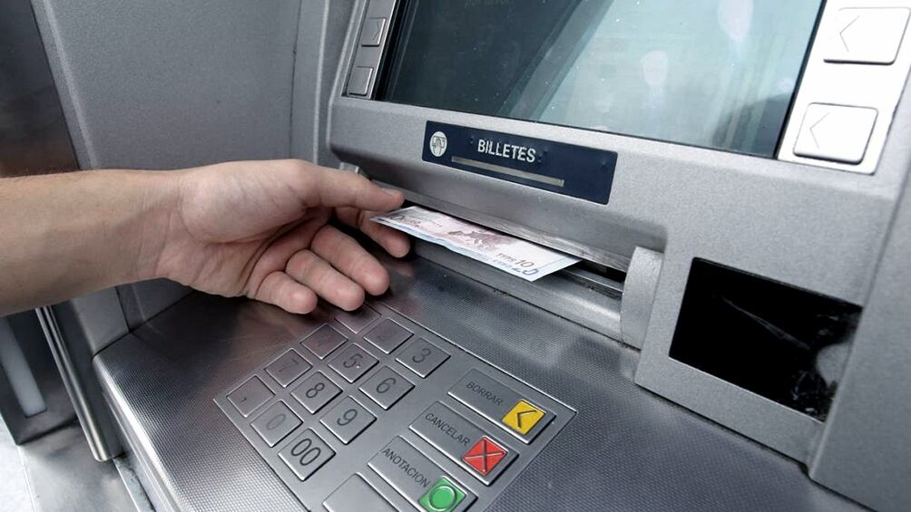 Los bancos no cobran por operar en los cajeros propios.