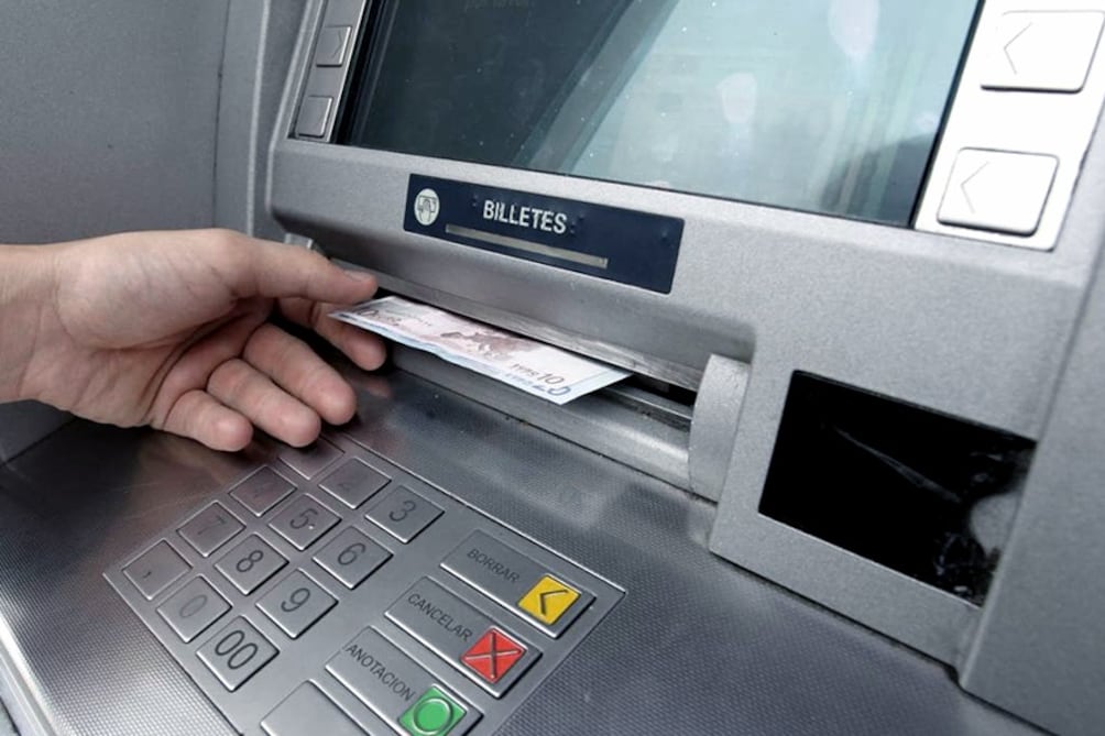 Los bancos no cobran por operar en los cajeros propios.