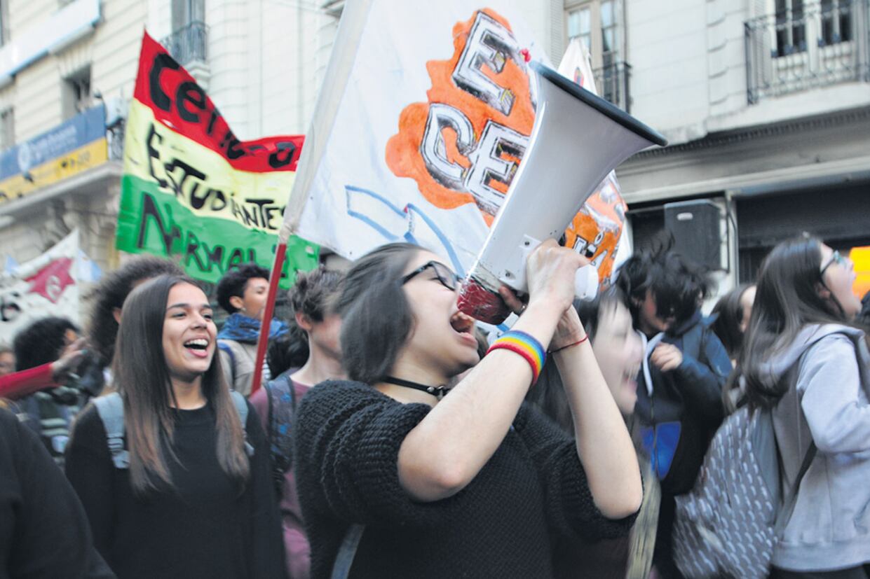 Estudiantes porteños, padres y docentes marcharon desde el Palacio Pizzurno hasta el Ministerio de Educación porteño.