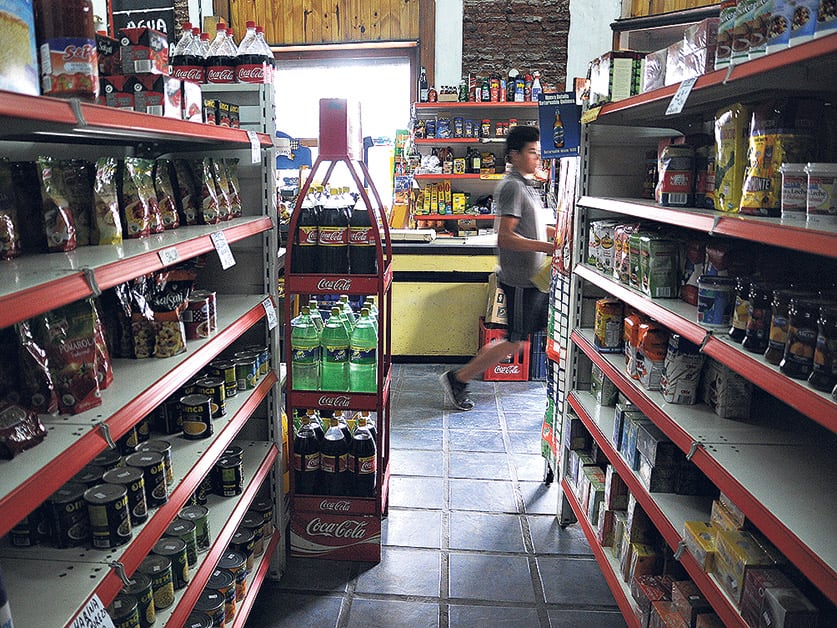 Ofertas en góndolas pero sin demanda. El menor consumo sería un factor clave de la recesión.