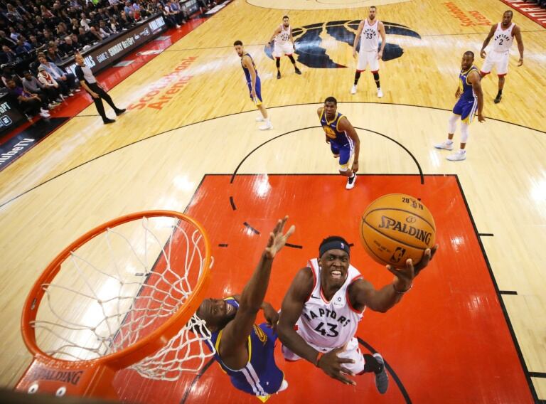 Paskal Siakam encara ante la marca de Draymond Green; el camerunés fue la gran figura de Toronto.