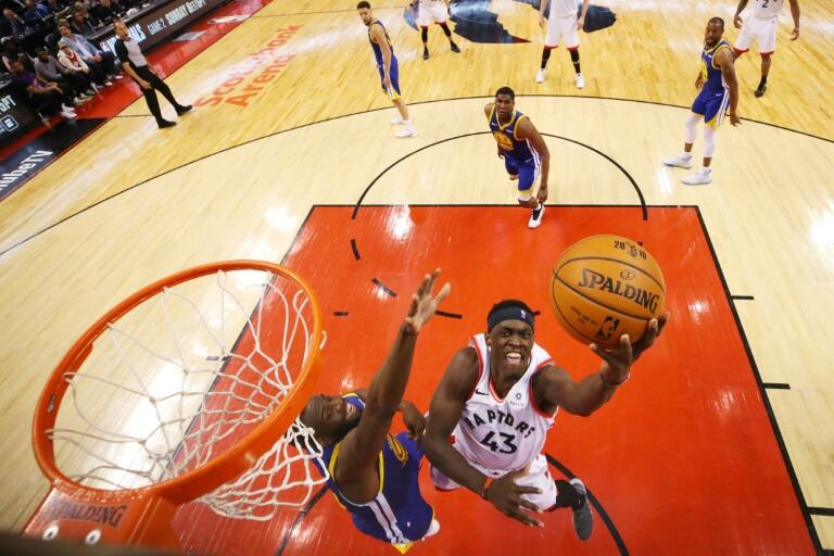 Paskal Siakam encara ante la marca de Draymond Green; el camerunés fue la gran figura de Toronto.