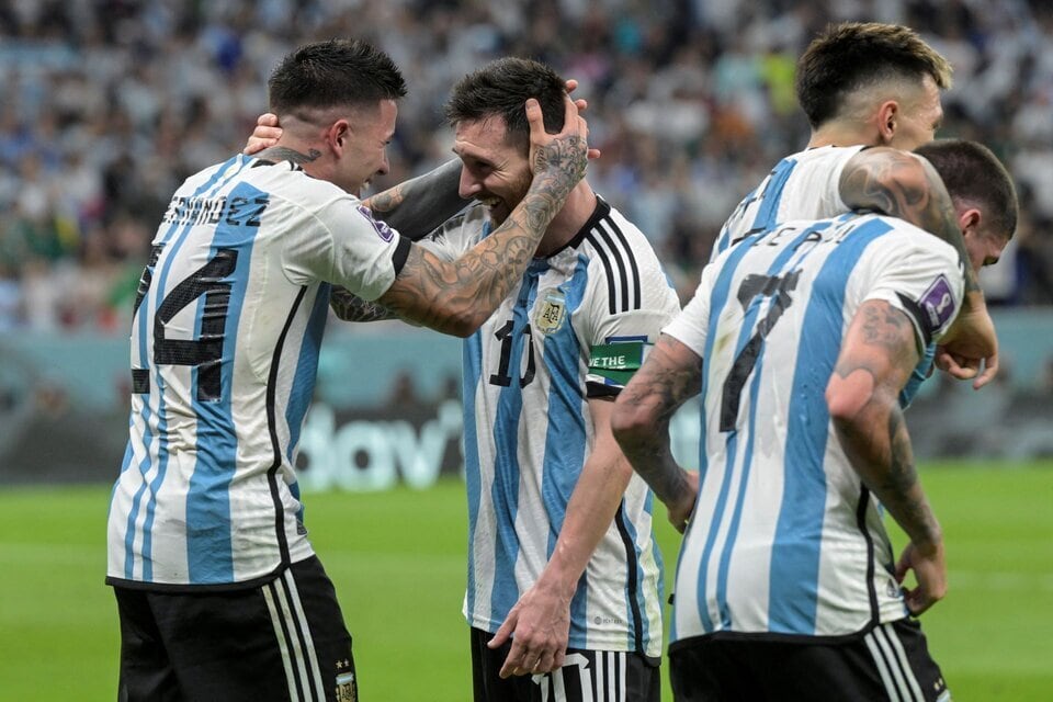 Enzo Fernández festeja con Lionel Messi su gol vs México en el Mundial. Lisandro Martínez abraza a Rodrigo de Paul.