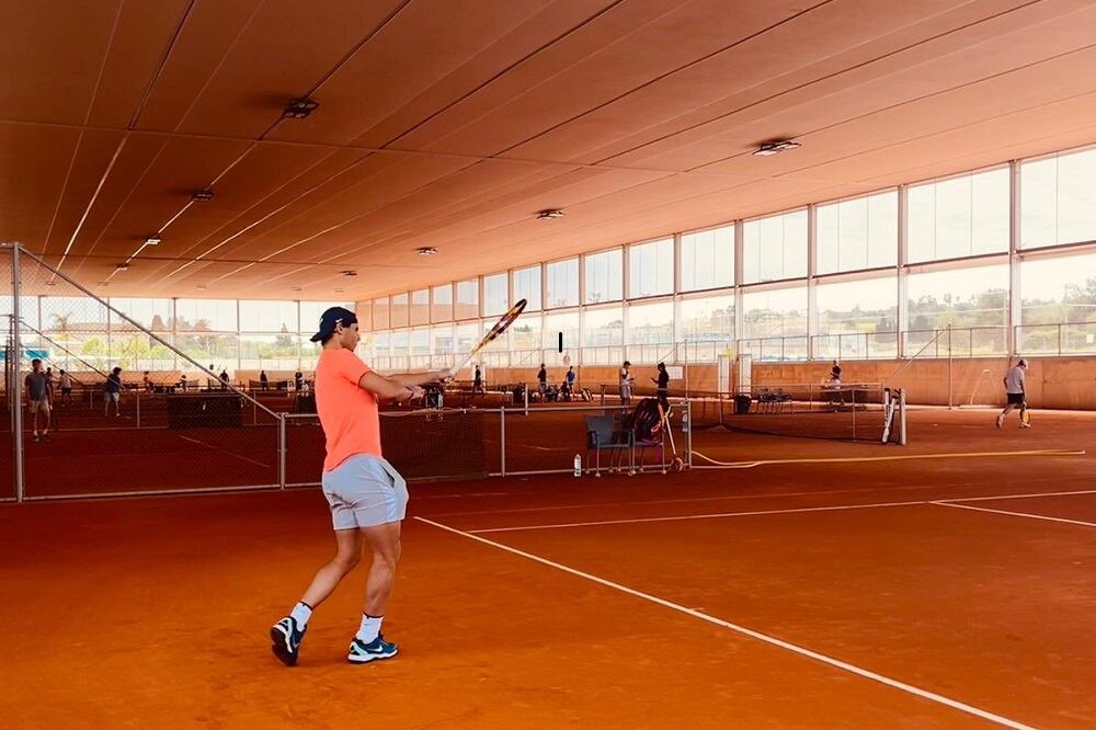 Nadal comenzó con los trabajos en la cancha tras la lesión en las costillas