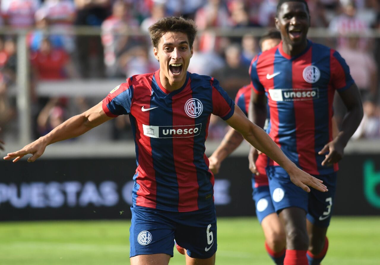 Federico Gattoni celebra su primer gol en Santa Fe