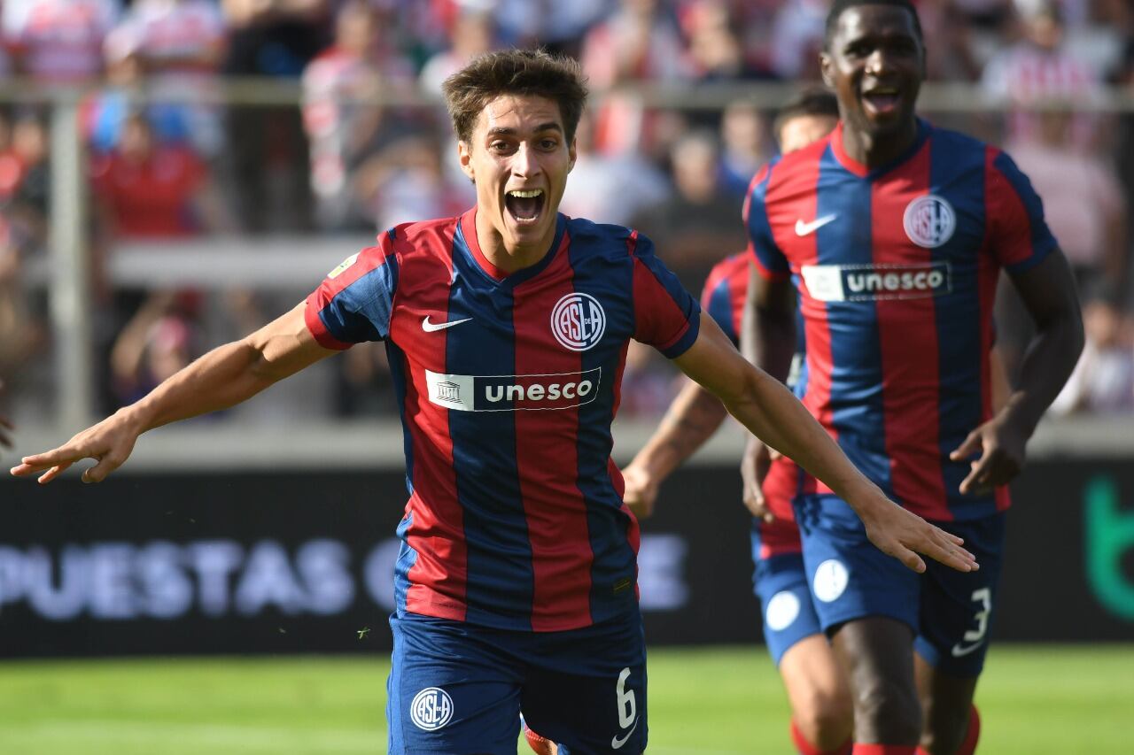 Federico Gattoni celebra su primer gol en Santa Fe