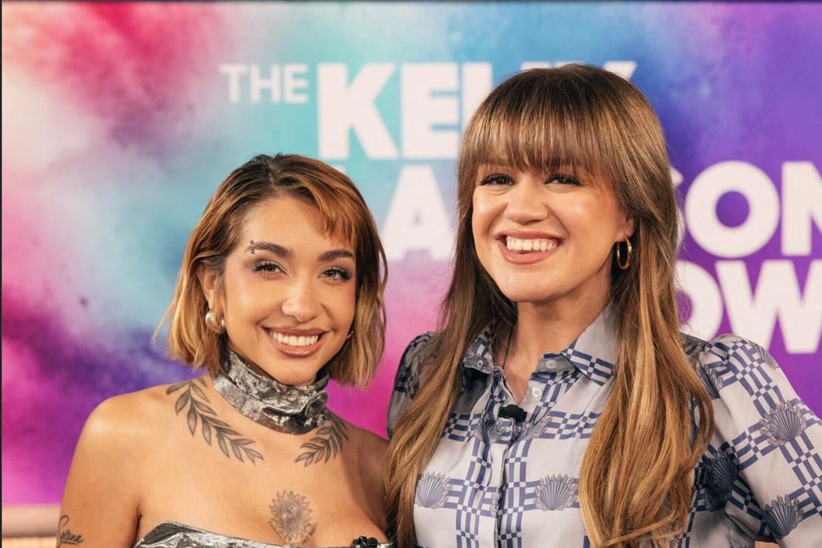 La joven relató el resto de la historia con mucha expresión y energía e hizo reír a la conductora ganadora del Grammy.