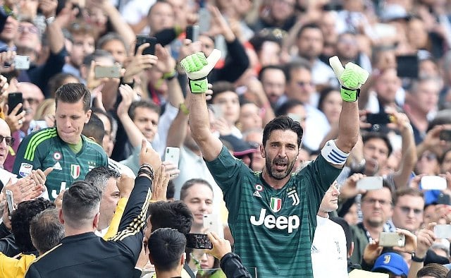 Buffon recorrió la cancha saludando a cuanto hincha podía.