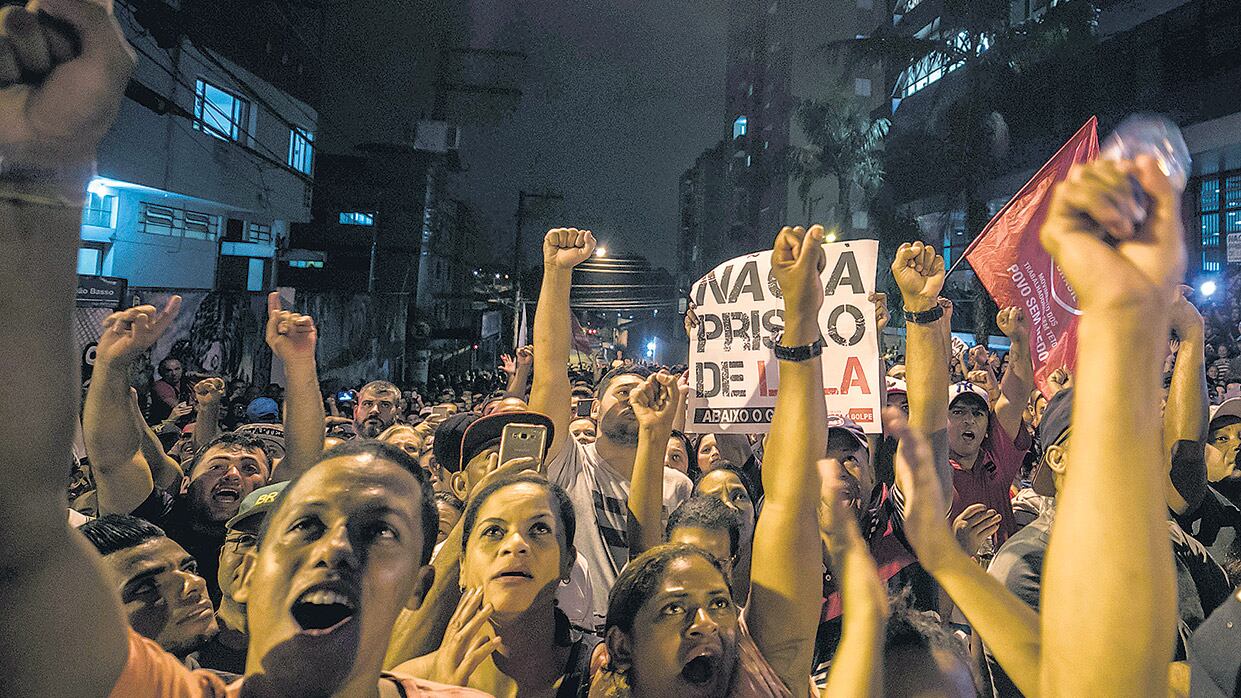 Simpatizantes de Lula se manifiestan frente al sindicato metalúrgico en São Bernardo, estado San Pablo, la ciudad donde vive el ex presidente.