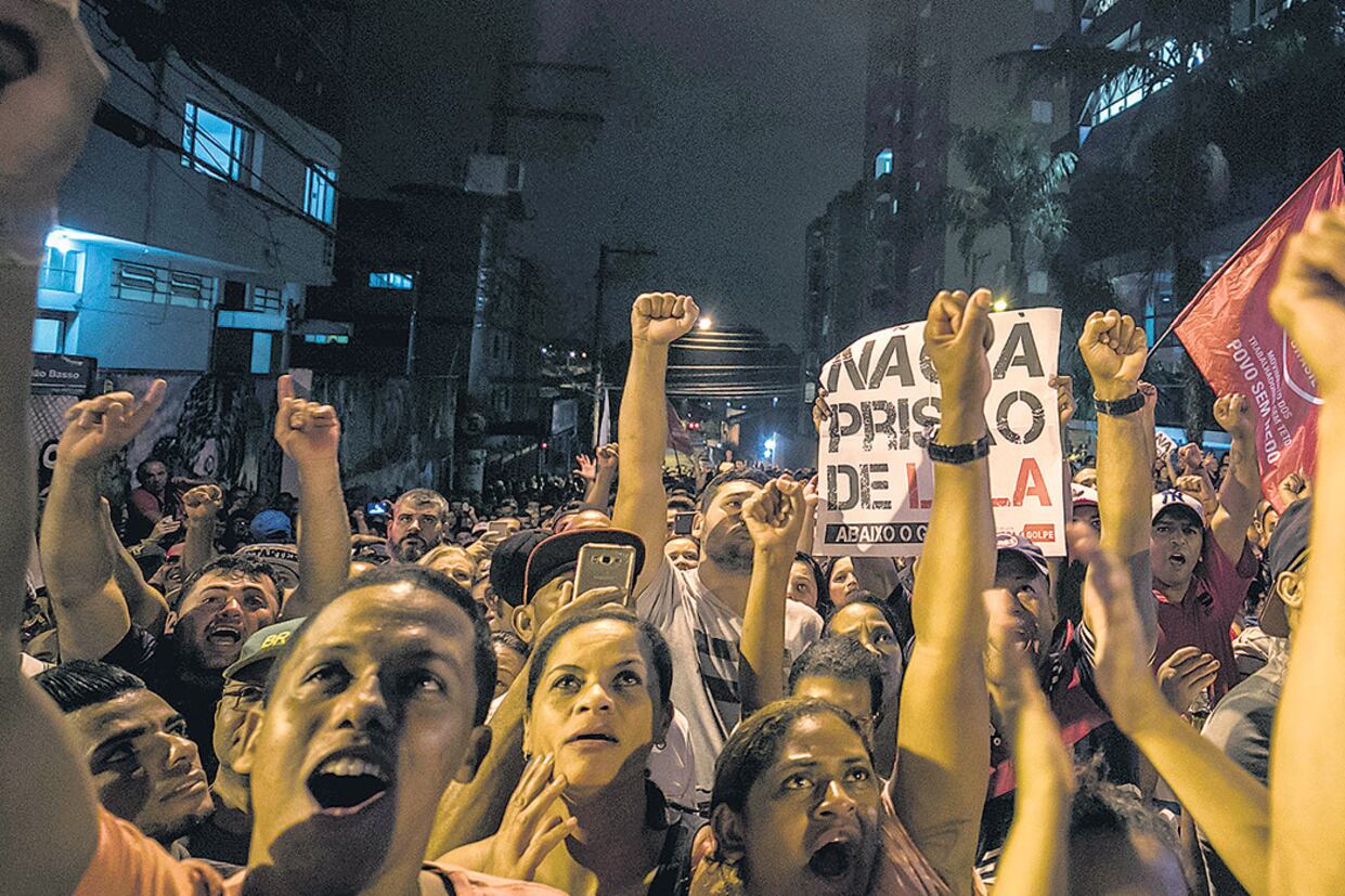 Simpatizantes de Lula se manifiestan frente al sindicato metalúrgico en São Bernardo, estado San Pablo, la ciudad donde vive el ex presidente.