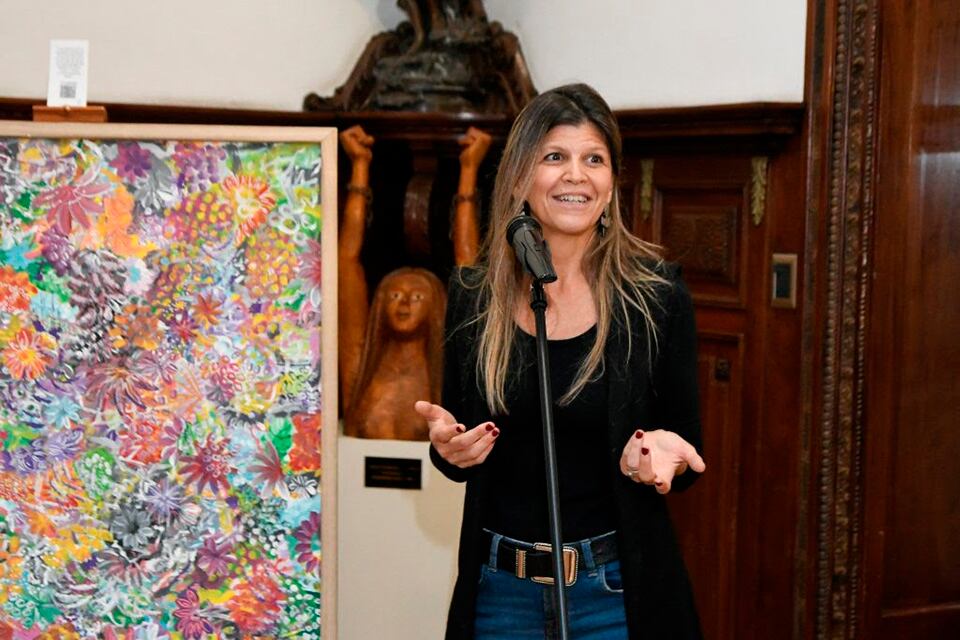 La artista Neri y una de sus obras solidarias.