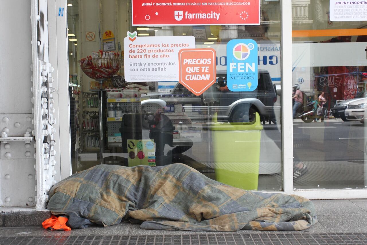 La situación social es dramática por el impacto de la crisis. Las políticas sociales fueron efectivas en evitar que aumente la cantidad de indigentes.