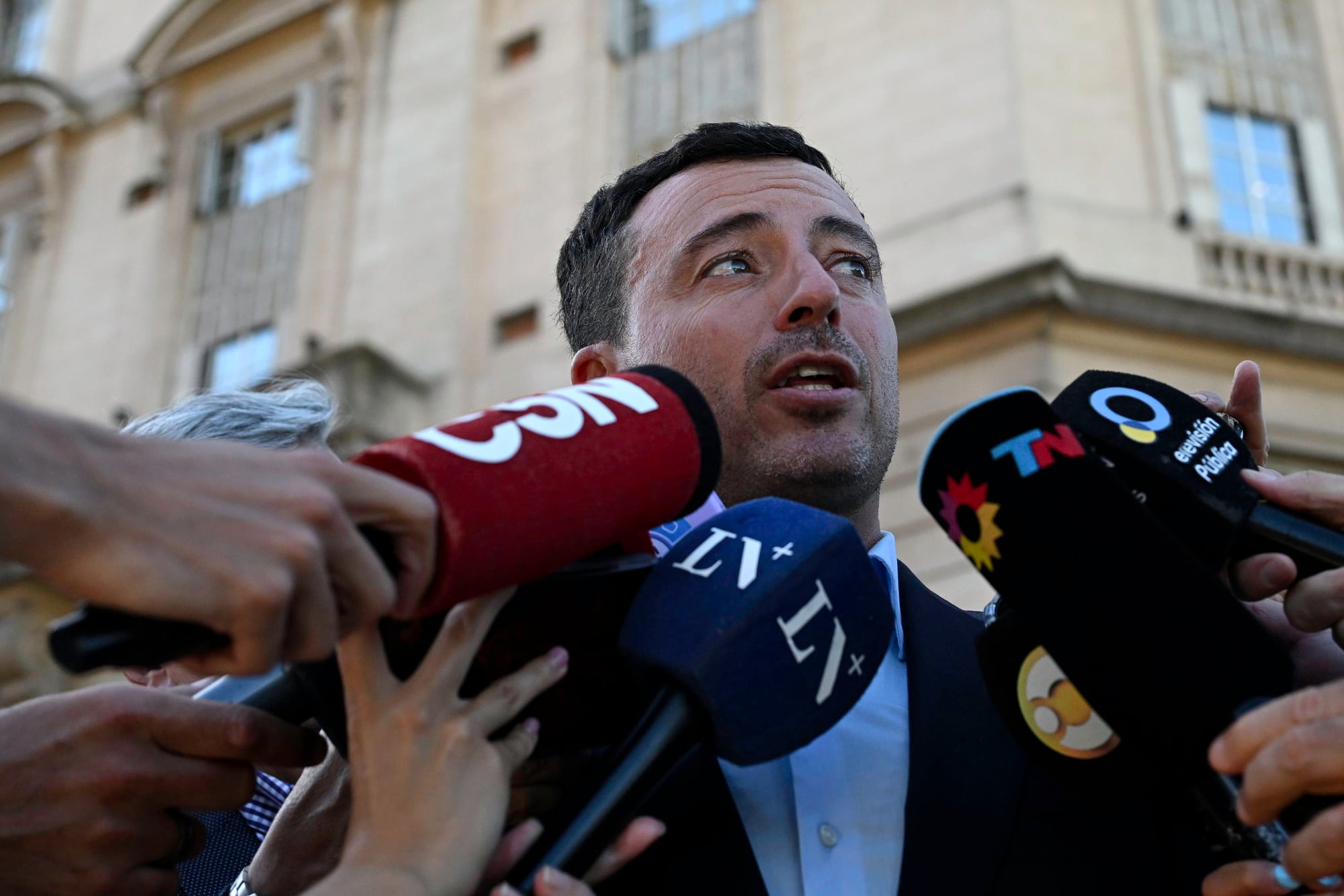 De Loredo y los micrófonos. El diputado está en su salsa