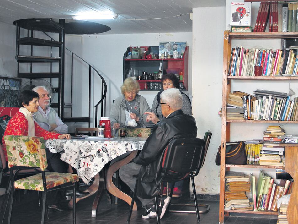 En el centro de jubilados Nely Omar, afiliados cuentan sus desventuras con el PAMI.