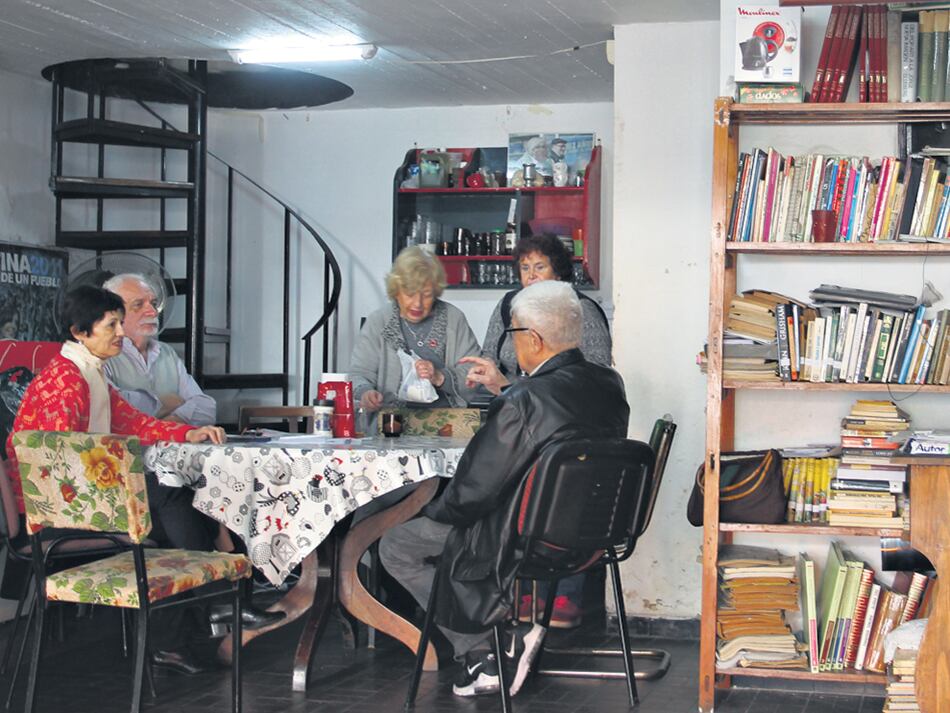 En el centro de jubilados Nely Omar, afiliados cuentan sus desventuras con el PAMI.