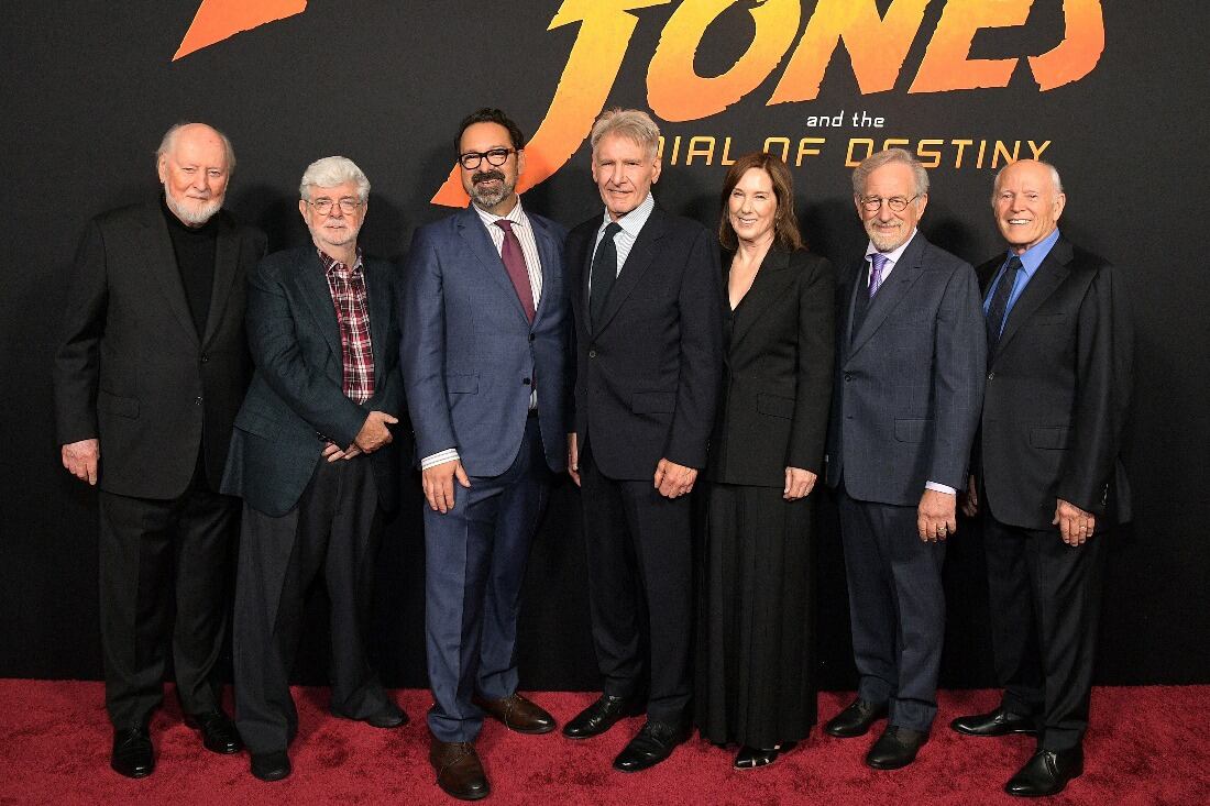 John Williams, George Lucas, James Mangold, Harrison Ford, Kathleen Kennedy, Steven Spielberg y Alan Bergman (director de Disney).