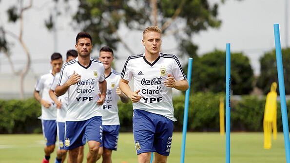 Ascacíbar y Gonzalo Martínez encabezan la fila en el entrenamiento.
